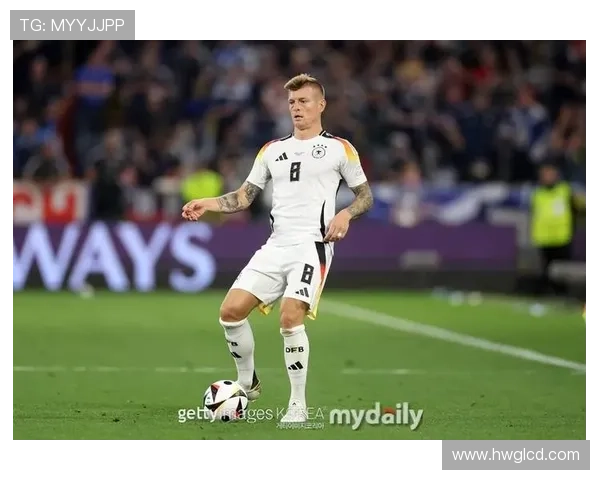 德容 vs 克罗斯：传球风格与中场组织逻辑差异