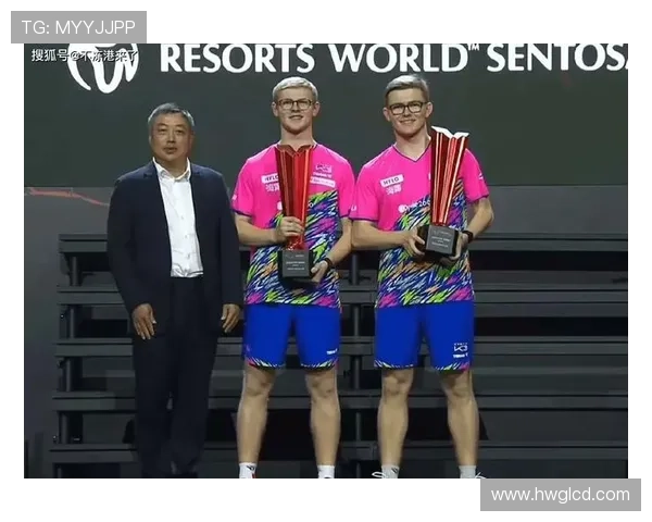 刘国梁训练场边喝矿泉水的样子，跟赛场上那个狠人气场真是两个地球...